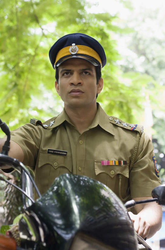 一个人,坐,竖图,室外,白天,正面,工作服,制服,树林,植物,摩托车,亚洲,仅一个男性,仅一个人,握,阴影,朦胧,模糊,光线,影子,注视,车,树,树木,仅一个年轻男性,绿色,阳光,自然,交通工具,观察,看,握着,军帽,生长,成长,观看,军人,察看,关注,军服,工作制服,男人,男性,年轻男性,亚洲人,印度人,坐着,彩图,全身,工作套服