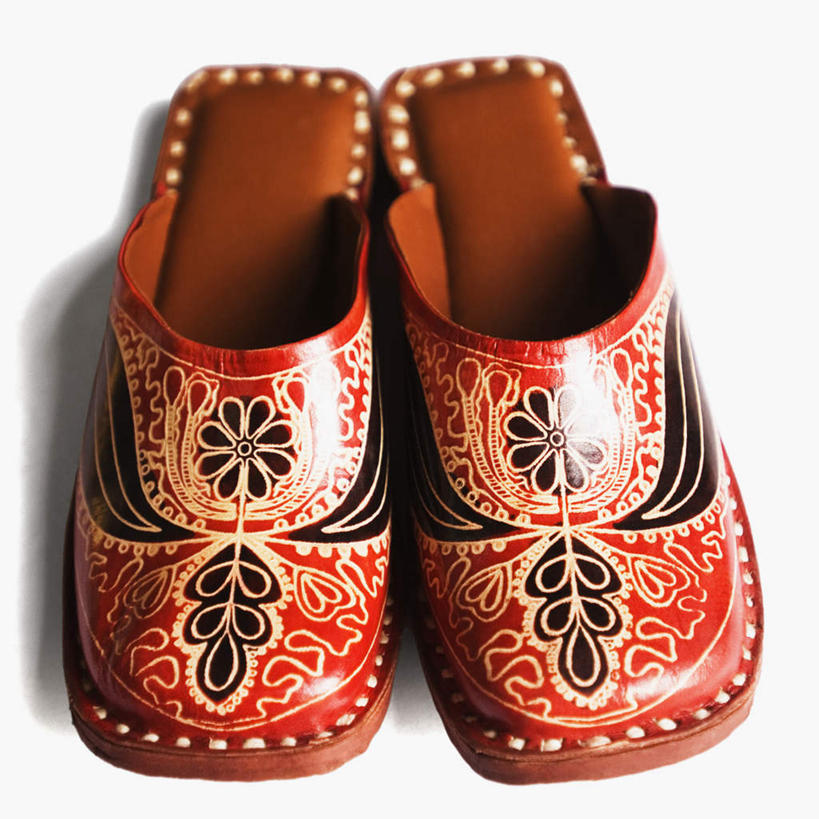 无人,横图,俯视,室内,特写,白天,白色背景,静物,一双,阴影,花纹,装饰,影子,红色,拖鞋,摄影,影棚,华丽,修饰,点缀,衬托,美观,雅致,雅观,彩图,高角度拍摄,影棚拍摄,拍摄