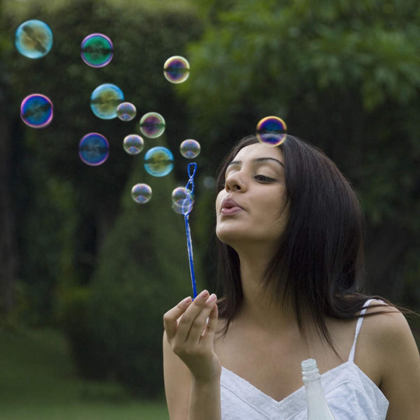 脸,头,脸颊,手,一个人,站,横图,室外,特写,白天,正面,裙子,树林,植物,亚洲,仅一个年轻女性,仅一个女性,仅一个人,许多,握,连衣裙,朦胧,模糊,拿,拿着,注视,肩膀,树,树木,绿色,自然,泡泡,吹,观察,看,站着,手部,握着,生长,成长,观看,半身裙,吊带裙,单手,察看,关注,泡泡机,年轻女性,女人,女性,亚洲人,印度人,头部,脸部,脸蛋,面部,站立,半身,彩图