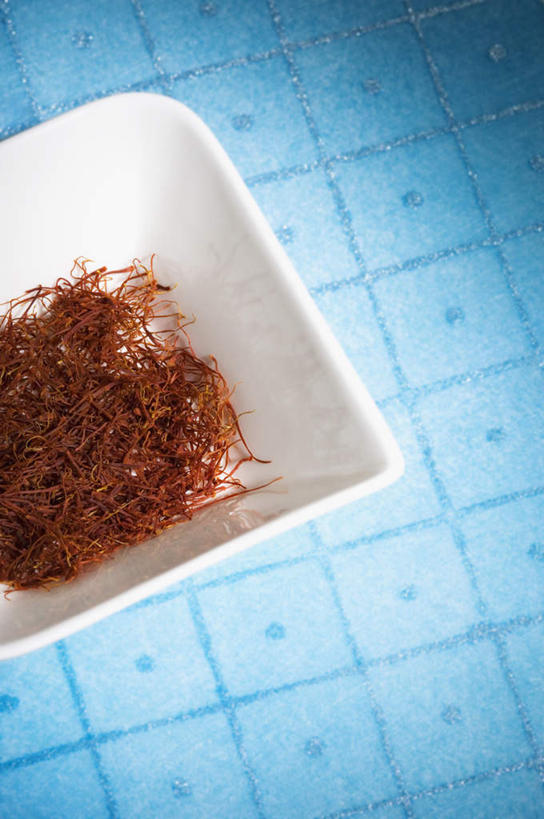 无人,竖图,俯视,室内,特写,白天,快乐,桌面,餐具,一堆,许多,堆叠,堆积,朦胧,模糊,碟子,盘,陶瓷,调料,陶瓷制品,调味品,调味料,藏红花,桌布,盘子,碟,堆,保护,番红花,西红花,彩图,高角度拍摄