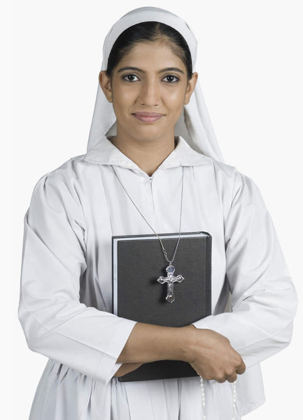 一个人,站,抱,竖图,室内,白天,正面,民族服装,书籍,亚洲,仅一个年轻女性,仅一个女性,仅一个人,十字架,头巾,注视,观察,看,站着,宗教,服饰,抱着,观看,飘逸,察看,搂着,庄重,关注,追求,纱丽,雅致,纱丽服,清婉,妍丽,年轻女性,女人,女性,亚洲人,印度人,书,图书,搂,搂抱,站立,半身,彩图,传统服装,民俗服,奢华