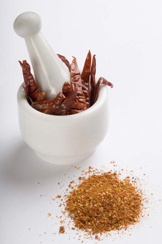 无人,竖图,俯视,室内,特写,白天,白色背景,辣椒,蔬菜,一堆,许多,阴影,堆叠,堆积,新鲜,影子,食品,食物,器皿,摄影,有机食品,绿色食品,影棚,堆,研磨,臼杵,辣角,红海椒,大椒,辣虎,广椒,研杵,研钵,臼,辣子,红辣椒,海椒,番椒,彩图,高角度拍摄,影棚拍摄,拍摄