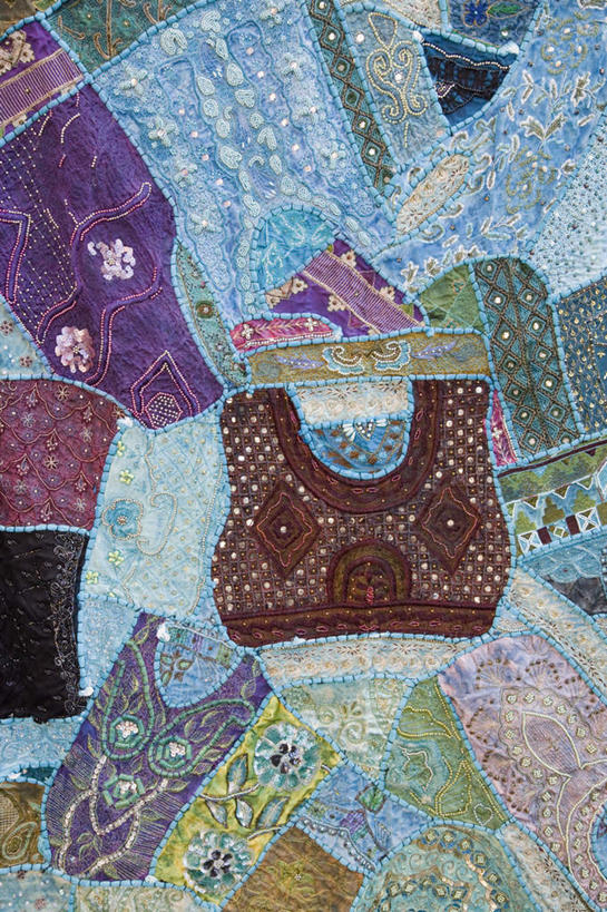 无人,竖图,俯视,室内,特写,白天,纺织品,一堆,堆叠,堆积,花纹,装饰,毛毯,毯子,凌乱,纺织,垫子,温暖,堆,华丽,修饰,点缀,混乱,衬托,美观,雅致,雅观,纷乱,缭乱,庞杂,彩图,高角度拍摄