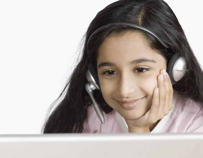 儿童,脸,头,脸颊,手,一个人,坐,笑,微笑,横图,室内,特写,白天,白色背景,正面,通讯,客服,亚洲,仅一个女性,仅一个人,撑,戴,服装,信息,话务员,托腮,注视,休闲装,肩膀,小孩,衣服,耳机,耳麦,话筒,观察,看,托,仅一个小孩,休闲,手部,休闲服,服务,通信,摄影,服饰,影棚,观看,单手,协调,察看,麦克风,头戴式耳麦,关注,托下巴,销售,客服人员,电话销售,接待员,女孩,女人,女性,亚洲人,印度人,孩子,头部,脸部,脸蛋,面部,接线员,坐着,半身,彩图,影棚拍摄,拍摄,头戴式耳机,女生