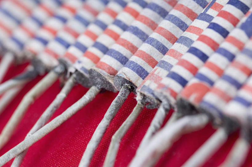 无人,横图,俯视,室内,特写,白天,鞭炮,一排,许多,红色背景,朦胧,模糊,排列,摄影,影棚,队列,爆竿,爆仗,爆竹,鞭爆,炮仗,彩图,高角度拍摄,影棚拍摄,拍摄