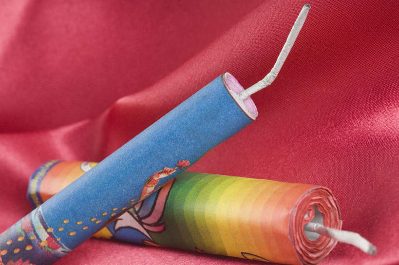 无人,横图,俯视,室内,特写,白天,鞭炮,红色背景,朦胧,模糊,毯子,两个,红色,摄影,影棚,爆竿,爆仗,爆竹,鞭爆,炮仗,彩图,高角度拍摄,影棚拍摄,拍摄