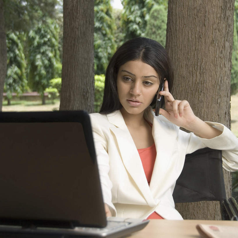 一个人,商务人士,商务女性,坐,笑,打电话,微笑,露齿笑,横图,室外,白天,正面,西装,电脑,笔记本电脑,树林,植物,桌子,电话,手机,椅子,亚洲,仅一个年轻女性,仅一个女性,仅一个人,握,套装,正装,朦胧,模糊,网络,拿,拿着,注视,职业装,通讯设备,书桌,树,树木,绿色,自然,课桌,观察,看,握着,生长,成长,观看,察看,无线,关注,通信设备,商务装,无线网络,无线上网,便携式电脑,工薪阶层,交流,手提电脑,年轻女性,女人,女性,亚洲人,印度人,白领,上班族,沟通,通话,坐着,半身,彩图