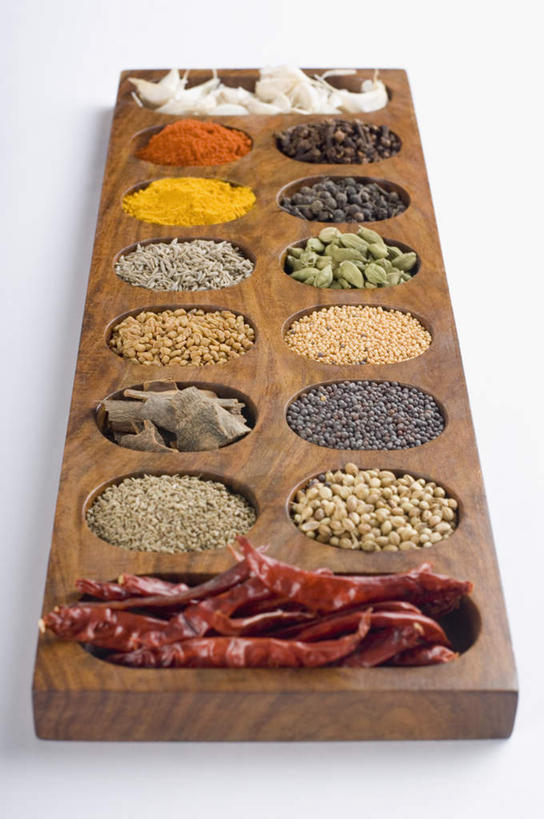 咖哩,无人,竖图,俯视,室内,特写,白天,植物,辣椒,蔬菜,一排,许多,阴影,新鲜,木制,粉末,木盒,影子,调料,调味,香料,佐料,食品,草药,药草,肉桂,调味品,调味料,咖喱,中药,食物,排列,木制品,容器,有机食品,绿色食品,储藏,豆蔻,花椒,配料,储存,队列,药材,中草药,桂皮,辣角,红海椒,大椒,辣虎,广椒,中药材,本草,作料,官桂,牡桂,筒桂,香桂,玉桂,消食,白豆蔻,辣子,红辣椒,海椒,番椒,彩图,高角度拍摄,贮存,开胃