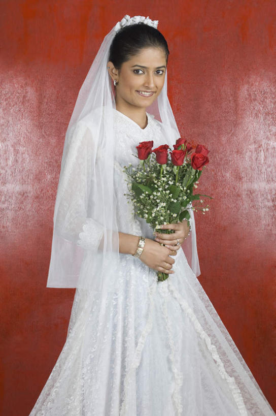 一个人,站,笑,微笑,露齿笑,竖图,室内,白天,侧面,婚纱,爱情,婚礼,快乐,幸福,纯洁,热情,玫瑰,亚洲,仅一个年轻女性,仅一个女性,仅一个人,握,红色背景,庆祝,盛开,玫瑰花,结婚,浪漫,拿,花蕾,拿着,注视,花,花瓣,花朵,鲜花,花束,花苞,花蕊,观察,看,站着,温暖,温馨,喜庆,恩爱,握着,摄影,影棚,观看,纪念,和睦,察看,关注,感动,尊敬,天真,刺玫花,徘徊花,年轻女性,女人,女性,亚洲人,印度人,站立,半身,彩图,影棚拍摄,婚礼服,礼服,高兴,拍摄,融洽