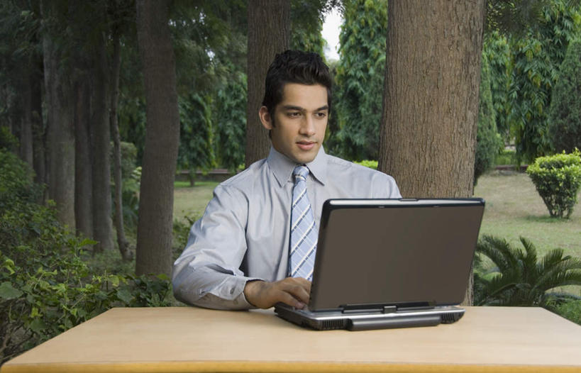 一个人,商务人士,商务男性,坐,横图,室内,白天,正面,衬衫,电脑,笔记本电脑,草地,草坪,树林,植物,桌子,亚洲,仅一个男性,仅一个人,套装,朦胧,模糊,网络,办公桌,领带,注视,通讯设备,草,树,树木,仅一个年轻男性,绿色,自然,观察,看,生长,成长,观看,察看,无线,关注,通信设备,商务装,无线网络,无线上网,便携式电脑,工薪阶层,手提电脑,男人,男性,年轻男性,亚洲人,印度人,白领,上班族,坐着,半身,彩图,衬衣