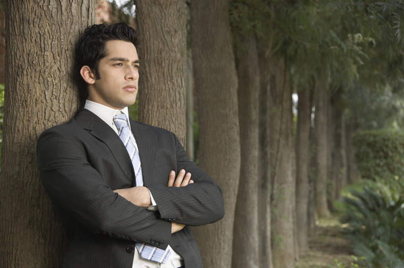 一个人,商务人士,商务男性,站,双手交叉,横图,室外,白天,正面,衬衫,西装,树林,植物,亚洲,仅一个男性,仅一个人,一排,套装,正装,朦胧,模糊,注视,职业装,树,树木,排列,仅一个年轻男性,绿色,自然,观察,看,站着,生长,成长,观看,察看,双手抱胸,队列,关注,商务装,工薪阶层,男人,男性,年轻男性,亚洲人,印度人,白领,上班族,站立,半身,彩图,衬衣