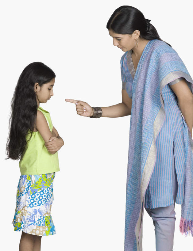 儿童,两个人,家庭,母亲,女儿,站,双手交叉,竖图,室内,白天,白色背景,侧面,民族服装,纯洁,亚洲,指,注视,方向,装饰品,小孩,饰品,手链,首饰,观察,看,手势,站着,温暖,温馨,母女,一家人,可爱,母爱,童年,童趣,摄影,服饰,手镯,影棚,观看,飘逸,和睦,察看,双手抱胸,指向,庄重,食指,关注,追求,镯子,童真,烂漫,无邪,纱丽,雅致,纱丽服,清婉,妍丽,天真,年轻女性,女孩,女人,女性,亚洲人,印度人,孩子,年轻人,站立,半身,彩图,影棚拍摄,传统服装,民俗服,拍摄,融洽,女生,奢华