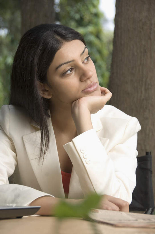 一个人,商务人士,商务女性,坐,竖图,室外,白天,正面,衬衫,西装,树林,植物,桌子,亚洲,仅一个年轻女性,仅一个女性,仅一个人,撑,套装,正装,朦胧,模糊,材料,档案,文件,托腮,注视,职业装,书桌,树,树木,绿色,自然,课桌,资料,观察,看,托,生长,成长,观看,察看,关注,托下巴,文档,商务装,工薪阶层,年轻女性,女人,女性,亚洲人,印度人,白领,上班族,坐着,半身,彩图,衬衣