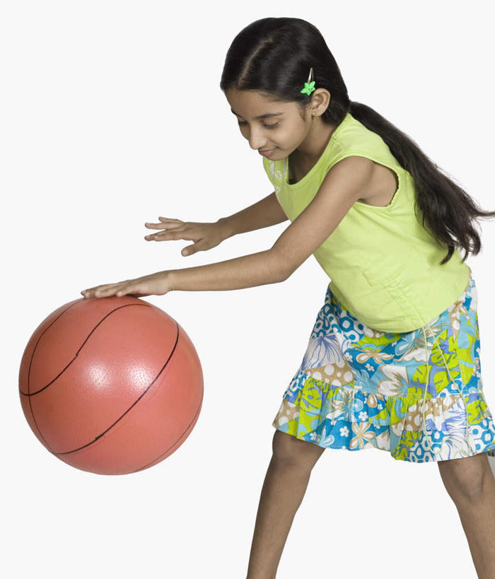 儿童,一个人,站,笑,摸,微笑,露齿笑,竖图,室内,白天,白色背景,正面,游戏,纯洁,篮球,亚洲,仅一个女性,仅一个人,抚摸,篮球装备,玩,注视,娱乐,运动器械,小孩,观察,看,站着,仅一个小孩,休闲,健身器械,可爱,童年,童趣,摄影,影棚,观看,察看,关注,健身器材,篮球运动,童真,烂漫,无邪,天真,女孩,女人,女性,亚洲人,印度人,孩子,触摸,接触,玩耍,嬉戏,站立,半身,彩图,影棚拍摄,拍摄,运动器材,女生