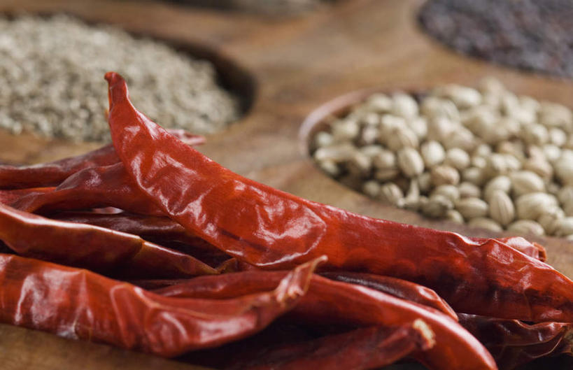 芥末,无人,横图,俯视,室内,特写,白天,辣椒,蔬菜,一堆,许多,堆叠,堆积,朦胧,模糊,新鲜,木制,木盒,食品,种子,食物,木制品,容器,有机食品,绿色食品,储藏,堆,储存,辣角,红海椒,大椒,辣虎,广椒,辣子,红辣椒,海椒,番椒,彩图,高角度拍摄,贮存