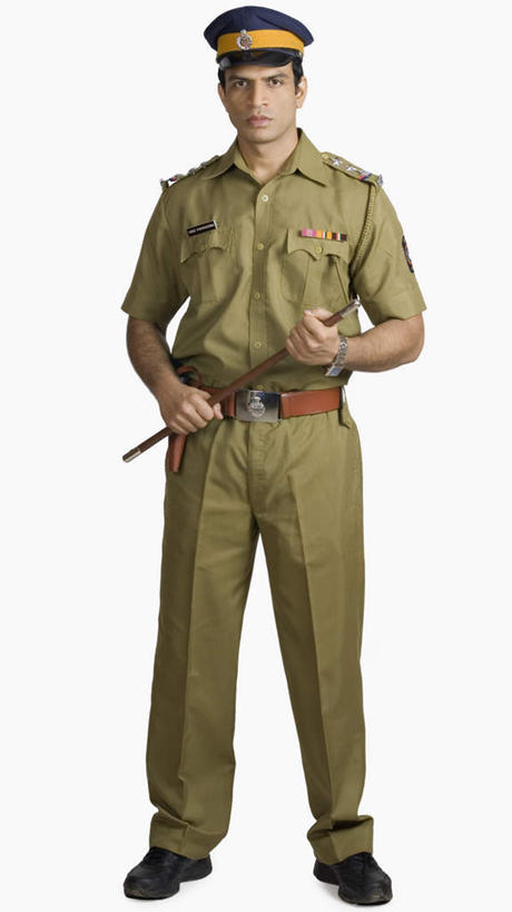 一个人,站,笑,微笑,露齿笑,竖图,室外,白天,白色背景,正面,工作服,制服,亚洲,仅一个男性,仅一个人,握,棍子,拿,拿着,注视,仅一个年轻男性,观察,看,站着,握着,摄影,军帽,影棚,观看,军人,察看,关注,军服,工作制服,男人,男性,年轻男性,亚洲人,印度人,站立,彩图,全身,影棚拍摄,工作套服,拍摄