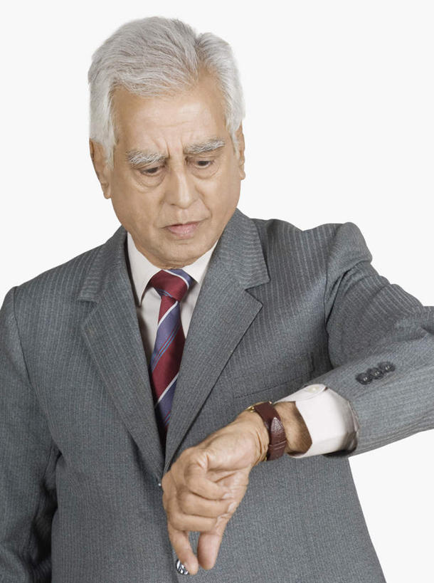 一个人,商务人士,商务男性,站,竖图,室内,白天,白色背景,正面,衬衫,亚洲,仅一个男性,仅一个人,套装,时间,时钟,手表,计时,注视,钟表,观察,看,站着,仅一个老年男性,表,摄影,影棚,观看,腕表,察看,关注,商务装,工薪阶层,老年男性,男人,男性,亚洲人,印度人,白领,上班族,钟,站立,半身,彩图,影棚拍摄,衬衣,拍摄