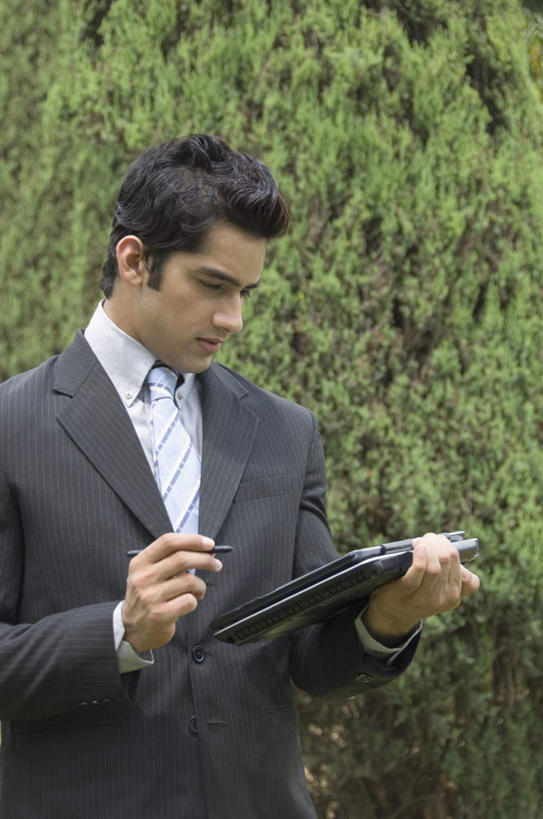 一个人,商务人士,商务男性,站,竖图,室外,白天,正面,衬衫,树林,植物,亚洲,仅一个男性,仅一个人,握,套装,笔,办公用品,钢笔,记事本,拿,拿着,注视,文具,树,树木,仅一个年轻男性,绿色,自然,本子,笔记本,学习用品,观察,看,站着,握着,生长,成长,观看,文具用品,察看,关注,商务装,工薪阶层,男人,男性,年轻男性,亚洲人,印度人,白领,上班族,站立,半身,彩图,衬衣