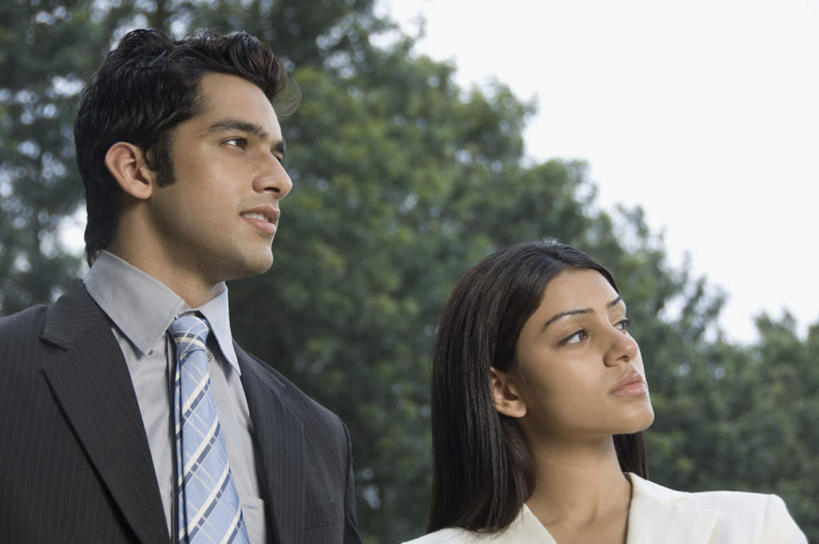 两个人,夫妻,商务人士,商务男性,商务女性,站,笑,微笑,露齿笑,横图,室外,白天,仰视,衬衫,爱情,树林,植物,亚洲,套装,朦胧,模糊,领带,浪漫,注视,树,树木,绿色,蓝天,天空,自然,天,观察,看,站着,恩爱,恋人,生长,成长,观看,察看,关注,商务装,工薪阶层,男人,男性,年轻男性,年轻女性,女人,女性,亚洲人,印度人,情侣,白领,上班族,抬头,仰头,站立,半身,彩图,低角度拍摄,衬衣,伴侣