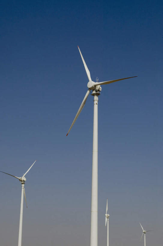 无人,竖图,室外,白天,仰视,旅游,度假,农业,风能,风力发电机,美景,风车,印度,亚洲,环保,电力,景观,娱乐,设备,蓝色,蓝天,天空,自然,天,享受,休闲,发电,机械,景色,放松,工业,能源,晴朗,资源,风力机,自然风光,南亚,利用,低碳,万里无云,首府,拉贾斯坦邦,拉贾斯坦,印度共和国,红粉之城,斋普尔,风力发电,晴空,晴空万里,彩图,低角度拍摄