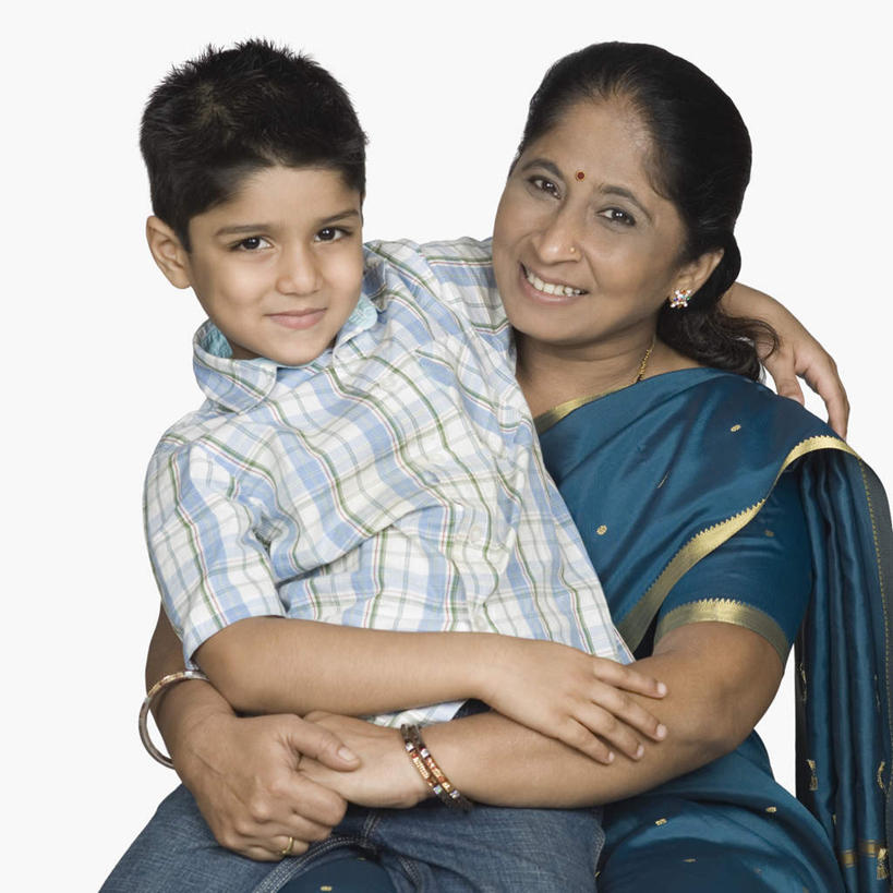 儿童,两个人,家庭,母亲,儿子,坐,抱,笑,微笑,露齿笑,横图,室内,白天,白色背景,正面,民族服装,衬衫,纯洁,椅子,亚洲,注视,装饰品,小孩,饰品,手链,首饰,观察,看,温暖,温馨,母子,一家人,可爱,母爱,童年,童趣,摄影,服饰,手镯,影棚,抱着,观看,飘逸,和睦,察看,搂着,庄重,关注,追求,镯子,童真,烂漫,无邪,纱丽,雅致,纱丽服,清婉,妍丽,天真,男孩,年轻女性,女人,女性,亚洲人,印度人,孩子,年轻人,怀抱,搂,搂抱,相抱,拥抱,坐着,半身,彩图,影棚拍摄,衬衣,传统服装,民俗服,拍摄,融洽,男生,奢华