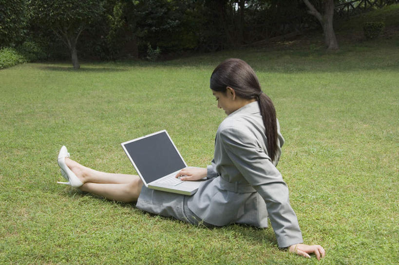 一个人,商务人士,商务女性,坐,横图,室外,白天,侧面,西装,电脑,笔记本电脑,草地,草坪,树林,植物,亚洲,仅一个女性,仅一个人,撑,阴影,套装,正装,光线,网络,影子,注视,职业装,通讯设备,草,树,树木,绿色,阳光,自然,观察,看,仅一个中年女性,生长,成长,观看,察看,无线,撑着,关注,通信设备,商务装,无线网络,无线上网,便携式电脑,工薪阶层,手提电脑,女人,女性,中年女性,亚洲人,印度人,白领,上班族,坐着,彩图,全身