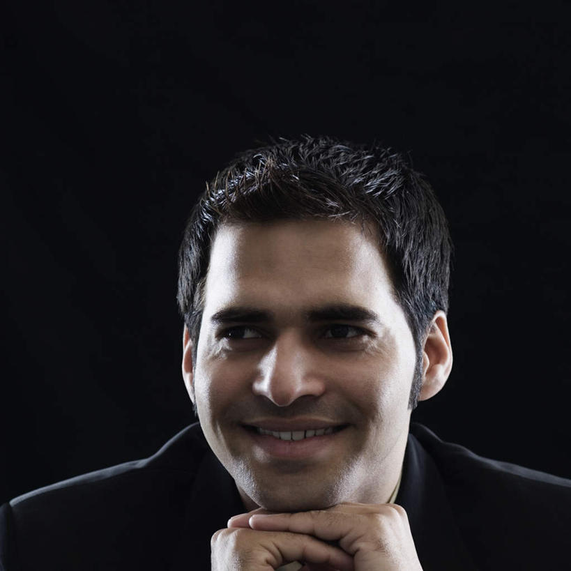 脸,头,脸颊,手,一个人,商务人士,商务男性,坐,笑,微笑,露齿笑,横图,室外,特写,白天,正面,衬衫,亚洲,双手,仅一个男性,仅一个人,撑,黑色背景,套装,注视,肩膀,仅一个年轻男性,观察,看,手部,摄影,影棚,观看,察看,撑着,关注,商务装,工薪阶层,男人,男性,年轻男性,亚洲人,印度人,头部,脸部,脸蛋,面部,白领,上班族,坐着,半身,彩图,影棚拍摄,衬衣,拍摄