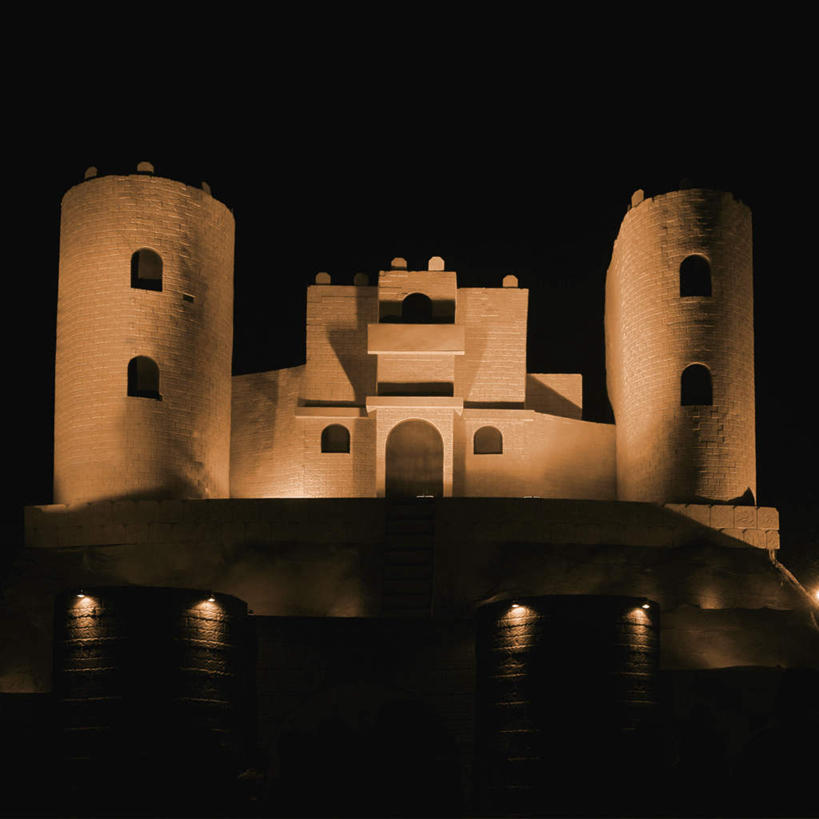 无人,横图,室外,夜晚,仰视,旅游,度假,草地,草坪,河流,名胜古迹,水,植物,标志建筑,地标,建筑,印度,亚洲,阴影,遗迹,光线,影子,堡垒,城堡,河水,水流,灯光,古迹,文物,娱乐,建设,古建筑,草,绿色,享受,休闲,旅游胜地,放松,要塞,南亚,古文明,首府,印度共和国,加尔各答,设防,西孟加拉邦,彩图,低角度拍摄