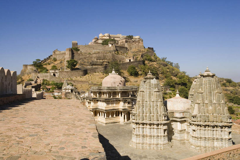 无人,寺庙,横图,室外,白天,仰视,旅游,度假,名胜古迹,植物,标志建筑,地标,建筑,印度,亚洲,节日,遗迹,燃烧,古迹,文化,文物,娱乐,建设,古建筑,树,树木,蓝色,绿色,蓝天,天空,自然,香火,庙宇,天,祈祷,享受,休闲,健康,旅游胜地,放松,许愿,宗教,信仰,生长,晴朗,成长,纪念,祈求,南亚,古文明,万里无云,拉贾斯坦邦,拉贾斯坦,印度共和国,平安,晴空,晴空万里,彩图,低角度拍摄,庙,寺