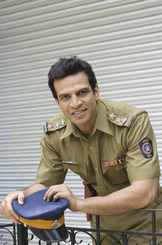 一个人,栏杆,站,笑,微笑,露齿笑,竖图,室外,白天,白色背景,正面,工作服,制服,门,亚洲,仅一个男性,仅一个人,握,围栏,拿,拿着,注视,护栏,仅一个年轻男性,门框,观察,看,站着,握着,摄影,军帽,影棚,观看,军人,察看,关注,军服,工作制服,男人,男性,年轻男性,亚洲人,印度人,站立,半身,彩图,影棚拍摄,工作套服,拍摄