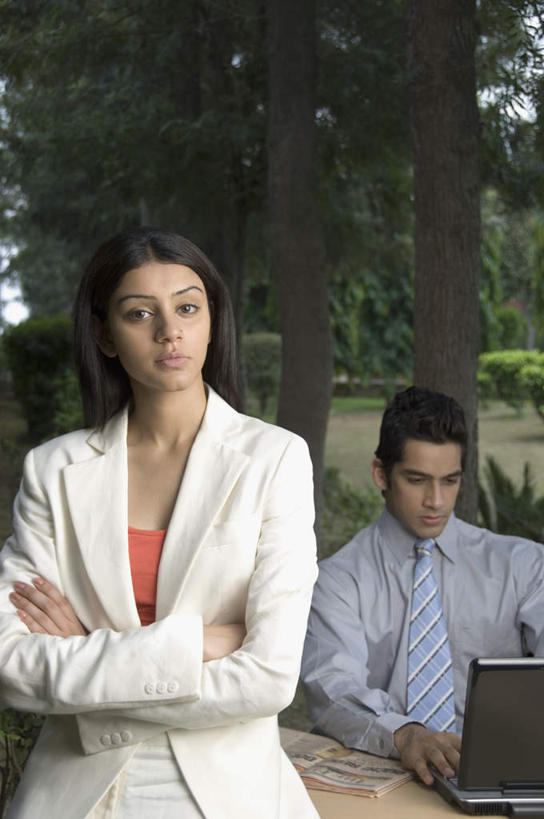 两个人,夫妻,商务人士,商务男性,商务女性,站,坐,双手交叉,竖图,室外,白天,正面,衬衫,爱情,电脑,笔记本电脑,草地,草坪,树林,植物,桌子,亚洲,套装,朦胧,模糊,网络,浪漫,注视,通讯设备,书桌,草,树,树木,绿色,自然,课桌,观察,看,站着,恩爱,恋人,生长,成长,观看,察看,无线,双手抱胸,关注,通信设备,商务装,无线网络,无线上网,便携式电脑,工薪阶层,手提电脑,男人,男性,年轻男性,年轻女性,女人,女性,亚洲人,印度人,情侣,白领,上班族,站立,坐着,半身,彩图,衬衣,伴侣