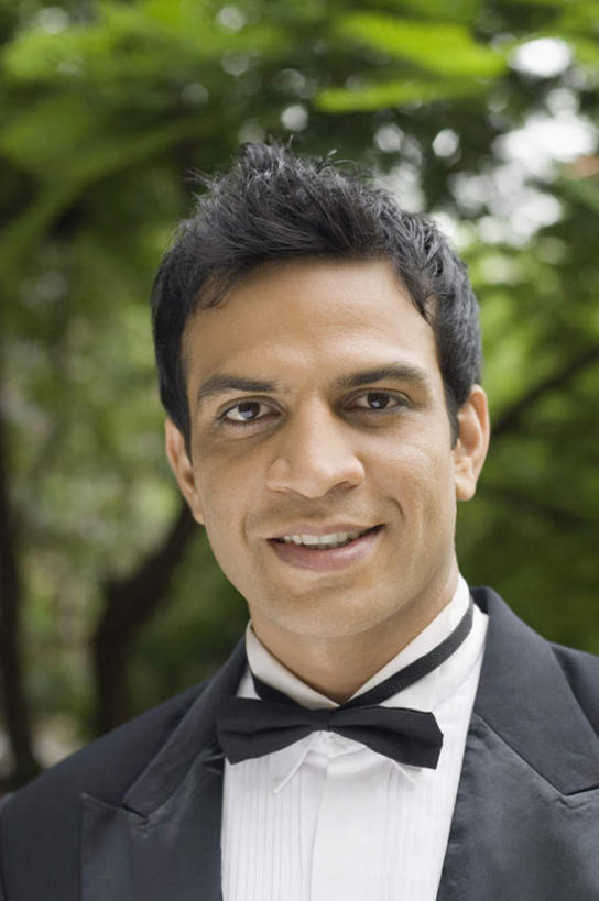 脸,头,脸颊,一个人,新郎,站,笑,微笑,露齿笑,竖图,室外,特写,白天,正面,衬衫,西装,婚礼,快乐,树林,植物,亚洲,仅一个男性,仅一个人,套装,正装,朦胧,模糊,庆祝,领带,结婚,注视,职业装,肩膀,树,树木,仅一个年轻男性,绿色,自然,观察,看,站着,喜庆,生长,成长,观看,纪念,察看,关注,男人,男性,年轻男性,亚洲人,印度人,头部,脸部,脸蛋,面部,站立,半身,彩图,衬衣,高兴