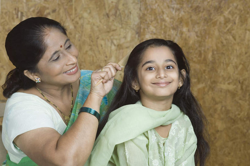 儿童,痣,两个人,家庭,母亲,女儿,站,笑,微笑,露齿笑,横图,室内,白天,正面,民族服装,纯洁,项链,亚洲,握,墙,棕色,拿,梳子,拿着,注视,墙壁,墙面,装饰品,小孩,饰品,手链,首饰,日用品,观察,看,祈福,站着,温暖,温馨,母女,一家人,可爱,母爱,童年,童趣,握着,服饰,手镯,观看,飘逸,和睦,察看,庄重,关注,追求,镯子,童真,烂漫,无邪,美发用品,纱丽,吉祥痣,朱砂痣,雅致,避邪,消灾,纱丽服,清婉,妍丽,迪勒格,天真,年轻女性,女孩,女人,女性,亚洲人,印度人,孩子,年轻人,站立,半身,彩图,传统服装,民俗服,融洽,女生,奢华