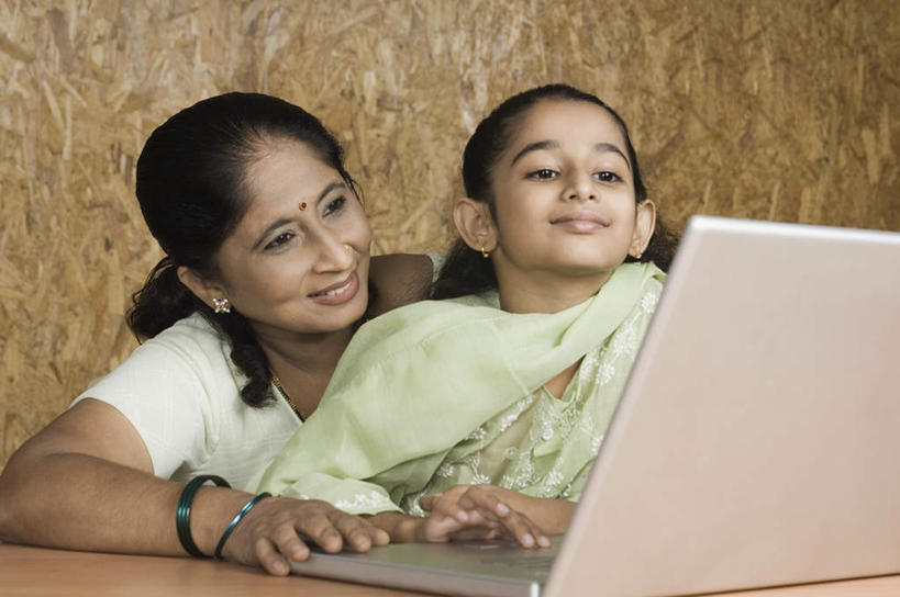 儿童,痣,两个人,家庭,母亲,女儿,站,坐,笑,微笑,露齿笑,横图,室内,白天,正面,民族服装,纯洁,电脑,笔记本电脑,项链,亚洲,握,网络,墙,棕色,拿,拿着,注视,通讯设备,墙壁,墙面,装饰品,小孩,饰品,手链,首饰,观察,看,祈福,站着,温暖,温馨,母女,一家人,可爱,母爱,童年,童趣,握着,服饰,手镯,观看,飘逸,和睦,察看,无线,庄重,关注,追求,通信设备,无线网络,镯子,无线上网,便携式电脑,童真,烂漫,无邪,纱丽,吉祥痣,朱砂痣,雅致,避邪,消灾,纱丽服,清婉,妍丽,迪勒格,天真,手提电脑,年轻女性,女孩,女人,女性,亚洲人,印度人,孩子,年轻人,站立,坐着,半身,彩图,传统服装,民俗服,融洽,女生,奢华