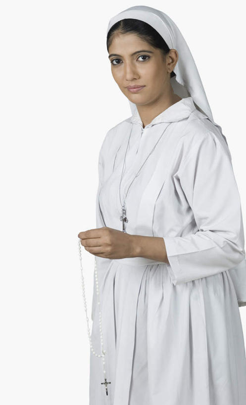 一个人,站,笑,微笑,竖图,俯视,室内,白天,白色背景,民族服装,项链,亚洲,仅一个年轻女性,仅一个女性,仅一个人,握,十字架,头巾,拿,拿着,注视,装饰品,饰品,首饰,观察,看,站着,握着,摄影,宗教,服饰,影棚,观看,飘逸,察看,庄重,关注,追求,纱丽,雅致,纱丽服,清婉,妍丽,年轻女性,女人,女性,亚洲人,印度人,站立,彩图,高角度拍摄,全身,影棚拍摄,传统服装,民俗服,拍摄,奢华