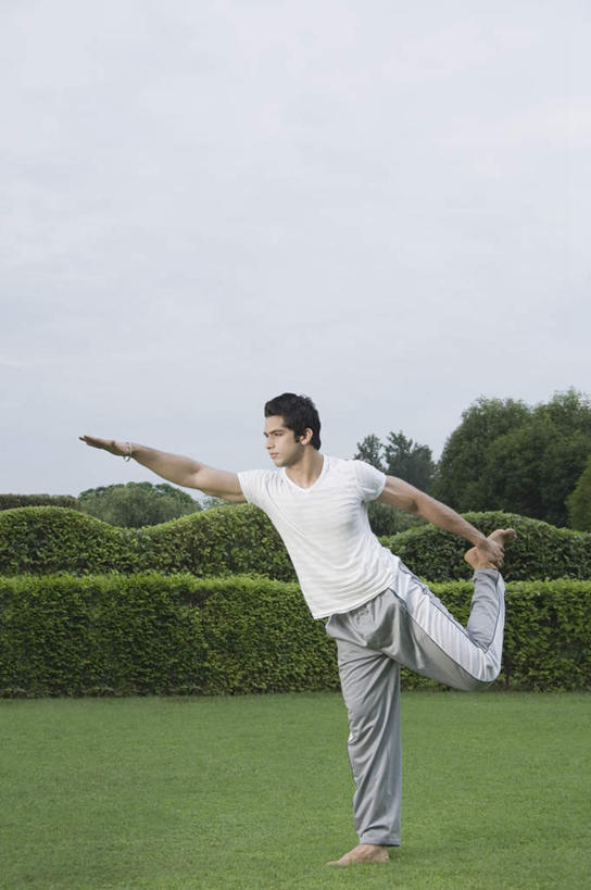 一个人,站,伸展双臂,竖图,室外,白天,正面,锻炼,瑜伽,运动,草地,草坪,森林,树林,植物,亚洲,仅一个男性,仅一个人,握,云,云朵,云彩,注视,光脚,草,树,树木,仅一个年轻男性,绿色,白云,蓝天,天空,自然,天,观察,看,站着,赤脚,握着,养生,生长,成长,观看,察看,关注,体育,男人,男性,年轻男性,亚洲人,印度人,敞开双臂,伸开双臂,展开双肩,站立,张开手臂,张开双臂,彩图,全身,健身