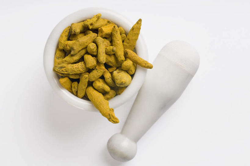 无人,横图,俯视,室内,特写,白天,白色背景,植物,一堆,许多,堆叠,堆积,勺子,调料,香料,根部,草药,药草,调味品,中药,调羹,汤匙,器皿,姜黄,摄影,影棚,堆,研磨,臼杵,药材,中草药,研杵,中药材,本草,研钵,臼,彩图,高角度拍摄,影棚拍摄,拍摄