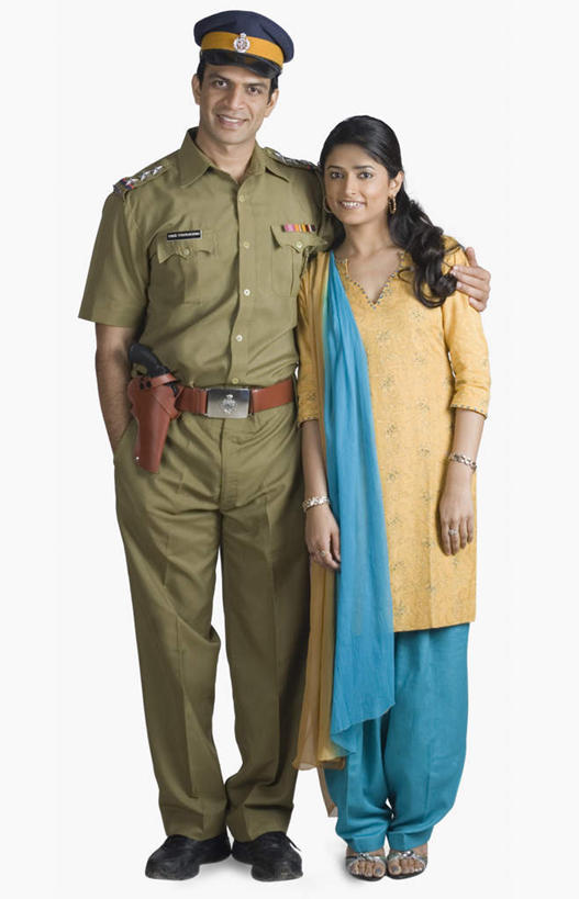 两个人,夫妻,站,抱,笑,微笑,露齿笑,竖图,室外,白天,白色背景,正面,工作服,制服,爱情,亚洲,浪漫,注视,装饰品,饰品,手链,首饰,观察,看,站着,恩爱,恋人,摄影,军帽,手镯,影棚,抱着,观看,军人,察看,搂着,关注,军服,镯子,工作制服,男人,男性,年轻男性,年轻女性,女人,女性,亚洲人,印度人,情侣,怀抱,搂,搂抱,相抱,拥抱,站立,彩图,全身,影棚拍摄,工作套服,拍摄,伴侣