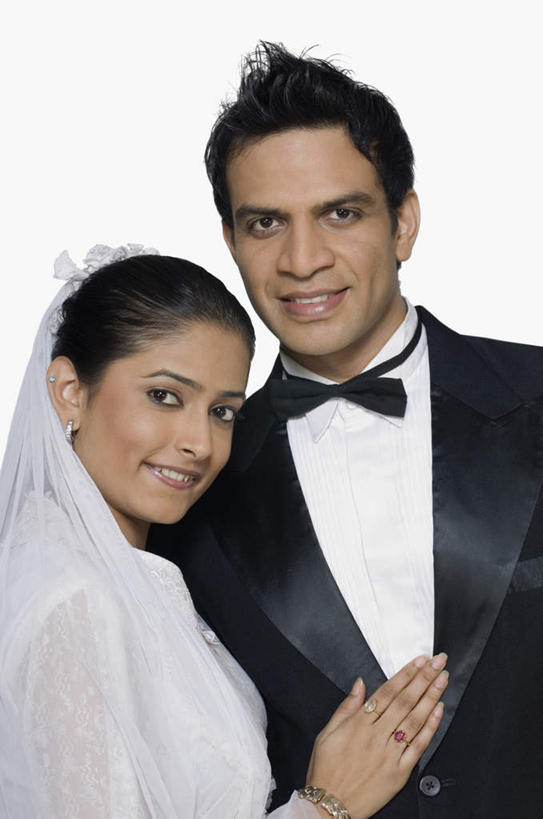 两个人,夫妻,站,笑,摸,微笑,露齿笑,竖图,室内,白天,白色背景,正面,婚纱,衬衫,西装,爱情,婚礼,快乐,亚洲,抚摸,套装,正装,庆祝,领带,结婚,浪漫,注视,职业装,观察,看,站着,喜庆,恩爱,恋人,摄影,影棚,观看,纪念,察看,关注,男人,男性,年轻男性,年轻女性,女人,女性,亚洲人,印度人,情侣,触摸,接触,站立,半身,彩图,影棚拍摄,衬衣,婚礼服,礼服,高兴,拍摄,伴侣