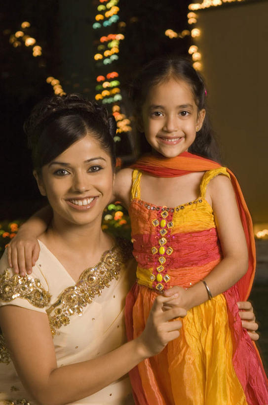 儿童,两个人,家庭,母亲,女儿,站,蹲,抱,笑,微笑,露齿笑,竖图,室外,夜晚,正面,民族服装,纯洁,霓虹灯,亚洲,朦胧,模糊,灯光,注视,灯,小孩,灯具,观察,看,站着,温暖,温馨,母女,一家人,可爱,母爱,童年,童趣,服饰,抱着,观看,飘逸,和睦,察看,搂着,庄重,照明设备,关注,追求,童真,烂漫,无邪,纱丽,雅致,纱丽服,清婉,妍丽,天真,年轻女性,女孩,女人,女性,亚洲人,印度人,孩子,年轻人,蹲着,搂,搂抱,站立,半身,彩图,传统服装,民俗服,融洽,女生,奢华