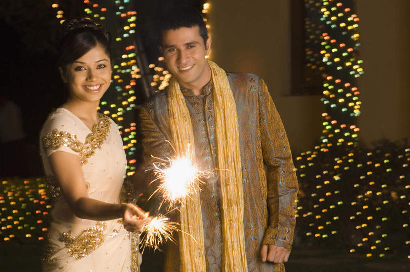 两个人,夫妻,站,笑,微笑,露齿笑,横图,彩色,室内,白天,正面,民族服装,爱情,霓虹灯,烟火,亚洲,握,装饰,灯光,七彩,浪漫,拿,拿着,注视,光源,霓虹,灯,焰火,围巾,观察,看,站着,温暖,恩爱,握着,恋人,服饰,围脖,观看,飘逸,保暖,华丽,点缀,察看,御寒,庄重,照明设备,关注,礼花,追求,纱丽,氖灯,衬托,美观,雅致,雅观,花炮,礼花炮,纱丽服,清婉,妍丽,男人,男性,年轻男性,年轻女性,女人,女性,亚洲人,印度人,情侣,烟花,站立,半身,彩图,传统服装,民俗服,伴侣,奢华