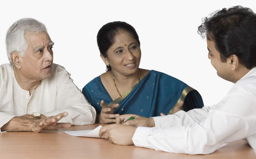 痣,三个人,夫妻,坐,笑,微笑,露齿笑,横图,室内,白天,白色背景,正面,民族服装,爱情,桌子,项链,亚洲,笔,材料,档案,文件,浪漫,注视,书桌,装饰品,课桌,饰品,首饰,资料,观察,看,祈福,恩爱,恋人,摄影,服饰,影棚,观看,飘逸,察看,庄重,关注,文档,追求,纱丽,吉祥痣,朱砂痣,雅致,避邪,消灾,纱丽服,清婉,妍丽,迪勒格,男人,男性,女人,女性,中年男性,中年女性,亚洲人,印度人,夫妇,情侣,坐着,半身,彩图,影棚拍摄,传统服装,民俗服,拍摄,伴侣,奢华