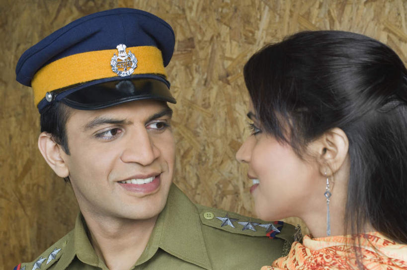 脸,头,脸颊,两个人,夫妻,站,笑,微笑,露齿笑,横图,室外,特写,白天,正面,工作服,制服,爱情,亚洲,服装,朦胧,模糊,墙,浪漫,注视,休闲装,肩膀,墙壁,墙面,装饰品,衣服,耳环,饰品,首饰,观察,看,站着,休闲,休闲服,恩爱,恋人,服饰,军帽,观看,对视,军人,察看,关注,军服,耳饰,工作制服,男人,男性,年轻男性,年轻女性,女人,女性,亚洲人,印度人,头部,脸部,脸蛋,面部,情侣,站立,半身,彩图,工作套服,伴侣