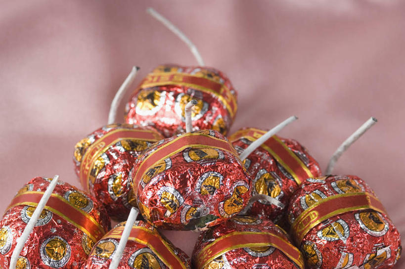 无人,横图,俯视,室内,特写,白天,鞭炮,一堆,堆叠,堆积,红色背景,朦胧,模糊,圆形,导火线,摄影,影棚,堆,印度文化,爆竿,爆仗,爆竹,鞭爆,炮仗,彩图,高角度拍摄,影棚拍摄,拍摄