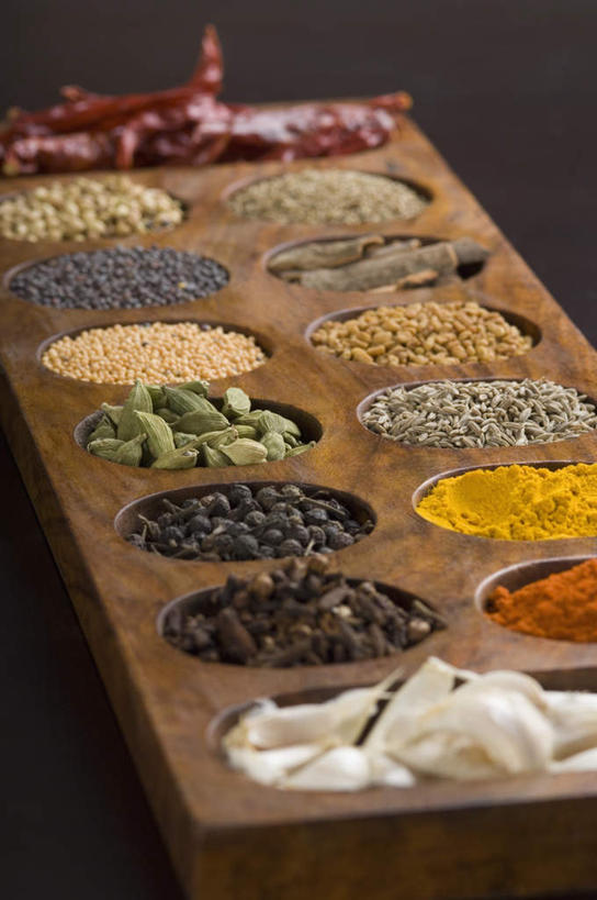 咖哩,无人,竖图,俯视,室内,特写,白天,烹饪,植物,辣椒,蔬菜,一排,许多,阴影,朦胧,模糊,新鲜,木制,粉末,木盒,影子,调料,调味,香料,佐料,料理,食品,草药,药草,肉桂,调味品,调味料,咖喱,菜肴,美食,中药,食物,排列,木制品,容器,佳肴,有机食品,绿色食品,储藏,豆蔻,花椒,配料,储存,队列,药材,中草药,桂皮,辣角,红海椒,大椒,辣虎,广椒,中药材,本草,作料,官桂,牡桂,筒桂,香桂,玉桂,消食,白豆蔻,辣子,红辣椒,海椒,番椒,彩图,高角度拍摄,贮存,开胃