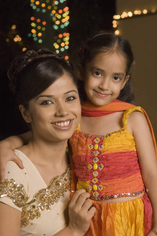 儿童,两个人,家庭,母亲,女儿,站,蹲,抱,笑,微笑,露齿笑,竖图,室内,夜晚,正面,民族服装,纯洁,霓虹灯,亚洲,灯光,注视,灯,小孩,灯具,观察,看,站着,温暖,温馨,母女,一家人,可爱,母爱,童年,童趣,服饰,抱着,观看,飘逸,和睦,察看,搂着,庄重,照明设备,关注,追求,童真,烂漫,无邪,纱丽,雅致,纱丽服,清婉,妍丽,天真,年轻女性,女孩,女人,女性,亚洲人,印度人,孩子,年轻人,蹲着,怀抱,搂,搂抱,相抱,拥抱,站立,半身,彩图,传统服装,民俗服,融洽,女生,奢华