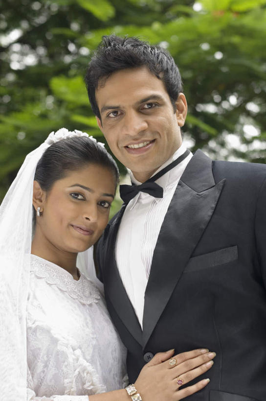 两个人,夫妻,站,笑,摸,微笑,露齿笑,竖图,室外,白天,正面,婚纱,衬衫,西装,爱情,婚礼,快乐,树林,植物,亚洲,抚摸,套装,正装,朦胧,模糊,庆祝,领带,结婚,浪漫,注视,职业装,树,树木,绿色,自然,观察,看,站着,喜庆,恩爱,恋人,生长,成长,观看,纪念,察看,关注,男人,男性,年轻男性,年轻女性,女人,女性,亚洲人,印度人,情侣,触摸,接触,站立,半身,彩图,衬衣,婚礼服,礼服,高兴,伴侣