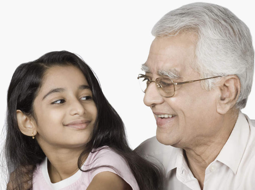 儿童,老年人,脸,头,脸颊,两个人,家庭,祖父,坐,笑,微笑,露齿笑,横图,室内,特写,白天,白色背景,正面,衬衫,纯洁,亚洲,服装,眼镜,注视,休闲装,肩膀,小孩,衣服,观察,看,休闲,温暖,温馨,一家人,休闲服,可爱,童年,童趣,摄影,服饰,影棚,爷爷,观看,祖孙,老花镜,和睦,察看,关注,童真,烂漫,无邪,外孙女,外公,外祖父,远视眼镜,天真,老年男性,男人,男性,女孩,亚洲人,印度人,孩子,头部,脸部,脸蛋,面部,孙女,坐着,半身,彩图,影棚拍摄,衬衣,拍摄,融洽,女生