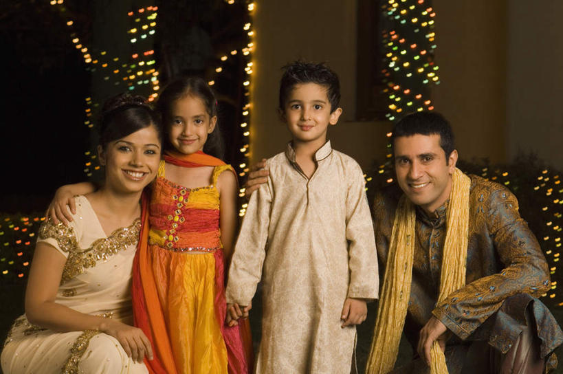 儿童,四个人,家庭,夫妻,母亲,父亲,女儿,儿子,站,蹲,抱,笑,微笑,露齿笑,横图,室内,夜晚,正面,民族服装,爱情,纯洁,霓虹灯,亚洲,灯光,浪漫,注视,灯,小孩,灯具,观察,看,站着,温暖,温馨,父女,父子,母女,母子,一家人,恩爱,父爱,可爱,母爱,童年,童趣,恋人,服饰,抱着,观看,飘逸,和睦,察看,搂着,庄重,照明设备,关注,追求,童真,烂漫,无邪,纱丽,雅致,纱丽服,清婉,妍丽,天真,男孩,男人,男性,年轻男性,年轻女性,女孩,女人,女性,亚洲人,印度人,孩子,年轻人,夫妇,情侣,蹲着,搂,站立,半身,彩图,传统服装,民俗服,伴侣,融洽,男生,女生,奢华