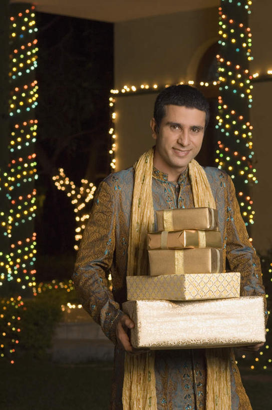 一个人,站,捧,竖图,室内,夜晚,正面,民族服装,礼盒,礼物,照明,亚洲,仅一个男性,仅一个人,阴影,服装,装饰,光线,灯泡,影子,纸盒,灯光,注视,灯,盒子,仅一个年轻男性,衣服,包装盒,围巾,礼品盒,灯具,观察,看,站着,温暖,服饰,礼品,白炽灯,围脖,观看,保暖,华丽,照亮,点缀,察看,衣着,御寒,穿着,关注,照明工具,白炽灯泡,衬托,美观,雅致,雅观,衣饰,男人,男性,年轻男性,亚洲人,印度人,端,端着,捧着,手捧,站立,半身,彩图,传统服装,民俗服